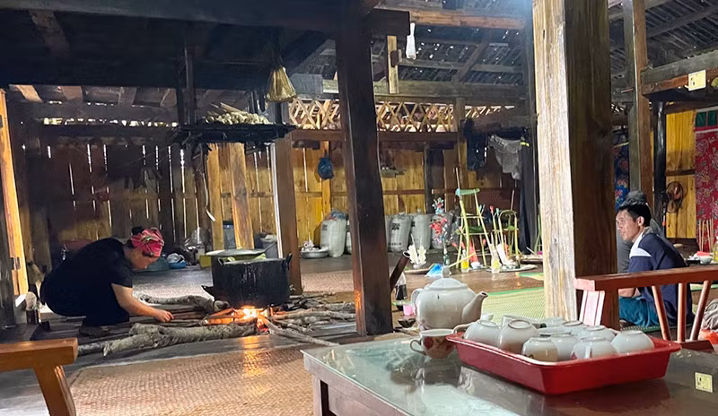 Sinh hoạt thường ngày trong căn nhà sàn của bà con Lô Lô ở Làng văn hóa cộng đồng Khuổi Khon (huyện Bảo Lạc, tỉnh Cao Bằng). 