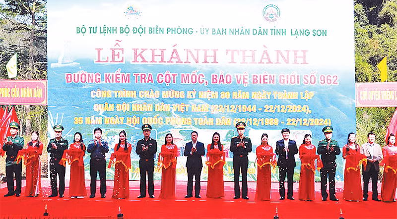 Các đại biểu cắt băng khánh thành. (Ảnh NGỌC TÂM) Các đại biểu cắt băng khánh thành. (Ảnh NGỌC TÂM)