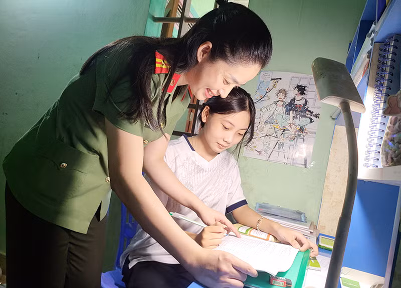 Mẹ đỡ đầu Công an tỉnh Hà Tĩnh và con.