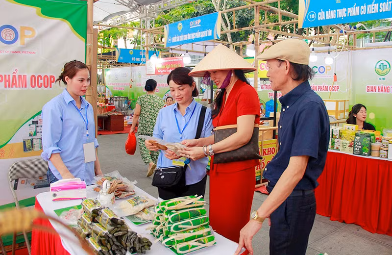 Tuần hàng tư vấn, giới thiệu và xúc tiến tiêu thụ sản phẩm OCOP, làng nghề, nông sản thực phẩm an toàn năm 2024 ở Hà Nội. (Ảnh MẠNH PHÚ)