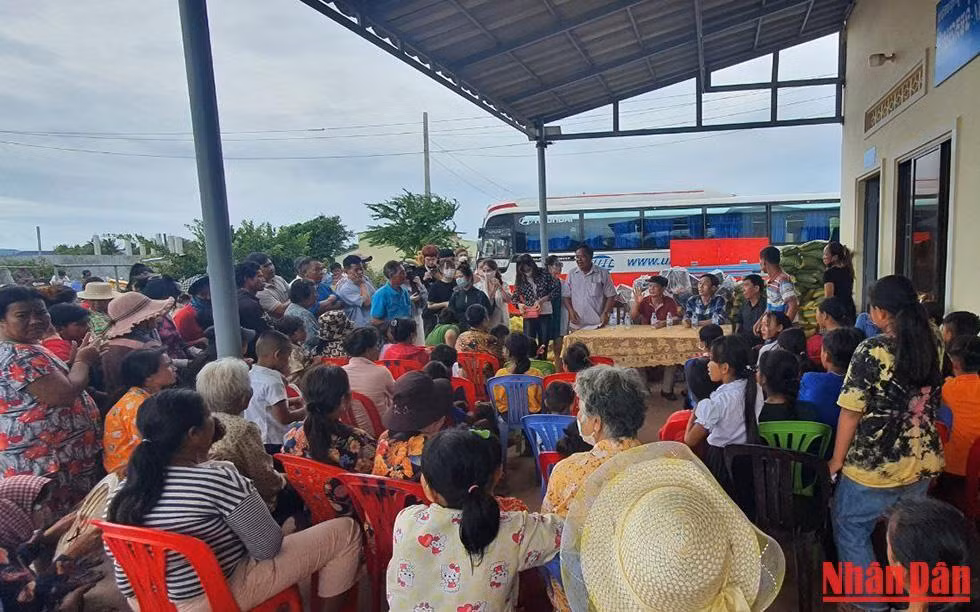 Các gia đình bà con gốc Việt Nam và Campuchia đến nhận quà.