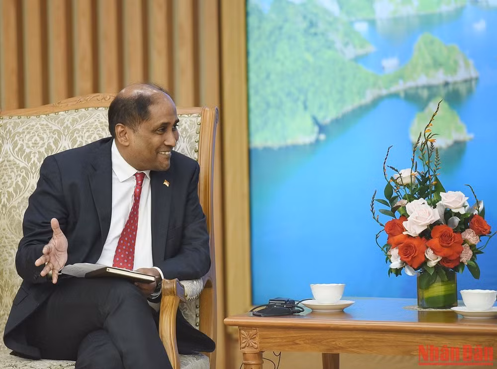 Đại sứ Singapore Jaya Ratnam và Giám đốc điều hành Quỹ Temasek Ng Boon Heong đánh giá Chính phủ Việt Nam đã xử lý rất tốt những vấn đề kinh tế bất chấp các khó khăn, thách thức, cũng như những nỗ lực và thành quả của Việt Nam trong kiểm soát dịch. Đại sứ Singapore Jaya Ratnam và Giám đốc điều hành Quỹ Temasek Ng Boon Heong đánh giá Chính phủ Việt Nam đã xử lý rất tốt những vấn đề kinh tế bất chấp các khó khăn, thách thức, cũng như những nỗ lực và thành quả của Việt Nam trong kiểm soát dịch.