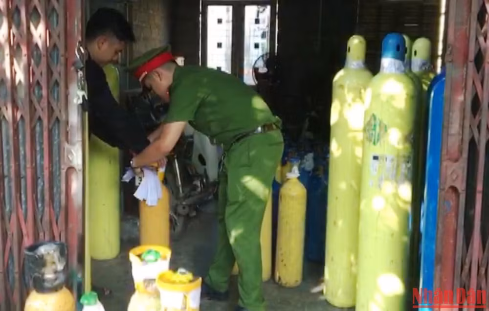 Qua kiểm tra, Công an phát hiện 43 bình khí N2O.