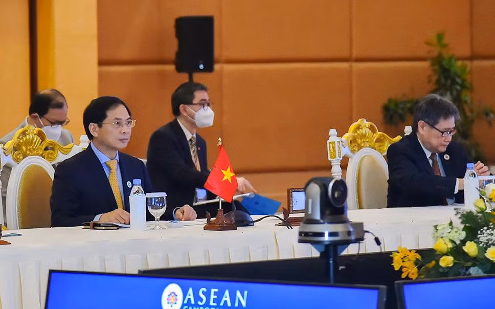 Bộ trưởng Ngoại giao Việt Nam Bùi Thanh Sơn. Bộ trưởng Ngoại giao Việt Nam Bùi Thanh Sơn.