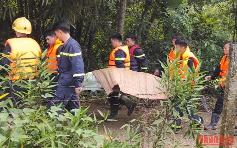 Lực lượng chức năng tìm thấy thi thể nạn nhân bị lũ cuốn ở Chợ Mới trong sáng 27/8.