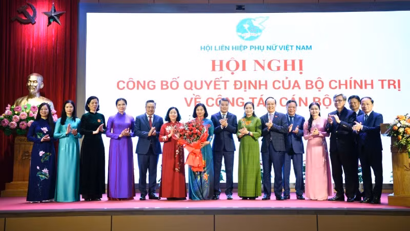 Lãnh đạo Ban Tổ chức Trung ương, Thành ủy Hà Nội và Thường trực Đoàn Chủ tịch Trung ương Hội chúc mừng đồng chí Nguyễn Thị Tuyến.