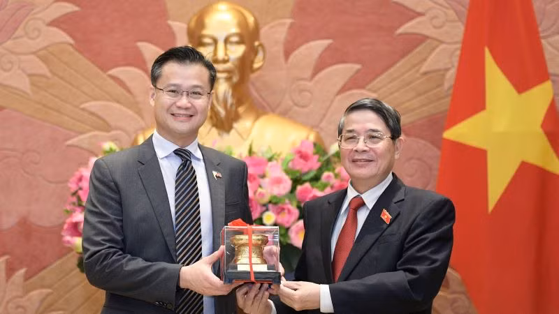 Phó Chủ tịch Quốc hội Nguyễn Đức Hải trao quà lưu niệm tặng ông Sherwin T. Gatchalian. Phó Chủ tịch Quốc hội Nguyễn Đức Hải trao quà lưu niệm tặng ông Sherwin T. Gatchalian.