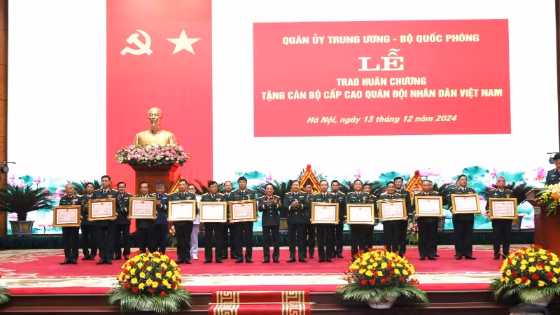 Thượng tướng Trịnh Văn Quyết và Đại tướng Nguyễn Tân Cương trao Huân chương Bảo vệ Tổ quốc tặng các đồng chí chỉ huy cơ quan, đơn vị. Thượng tướng Trịnh Văn Quyết và Đại tướng Nguyễn Tân Cương trao Huân chương Bảo vệ Tổ quốc tặng các đồng chí chỉ huy cơ quan, đơn vị.