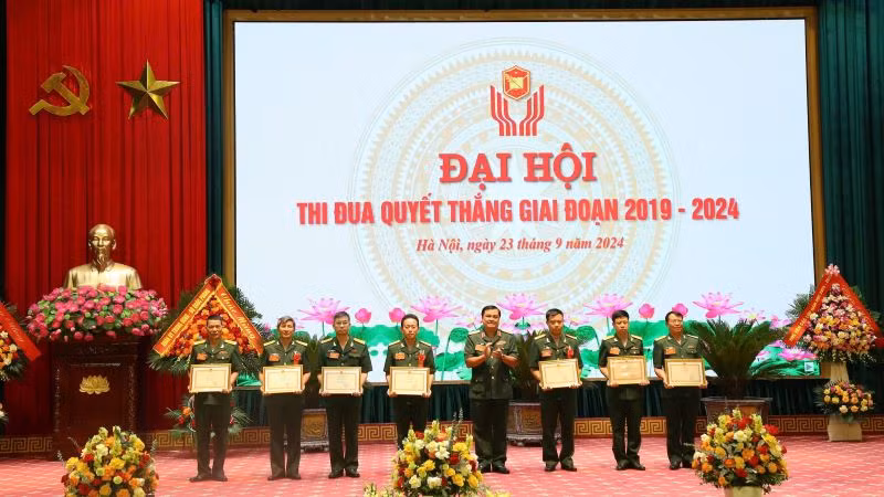 Các tập thể có thành tích xuất sắc, tiêu biểu được nhận Bằng khen của Thủ trưởng Học viện. Các tập thể có thành tích xuất sắc, tiêu biểu được nhận Bằng khen của Thủ trưởng Học viện.