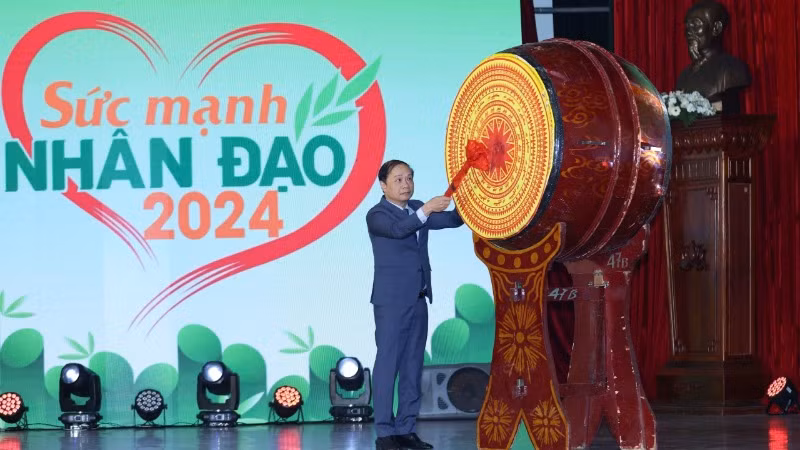 Phó Trưởng Ban Thường trực Ban Dân vận Trung ương Phạm Tất Thắng đánh trống khởi động Chiến dịch.