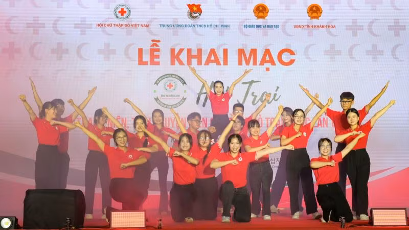Tiết mục biểu diễn của các thanh niên, tình nguyện viên Chữ thập đỏ.