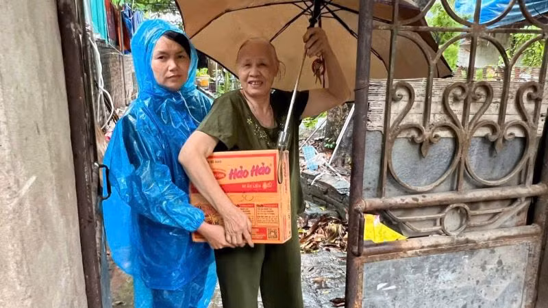 Phụ nữ tại các quận, huyện thăm hỏi, động viên người dân, phát huy tinh thần "tương thân, tương ái".