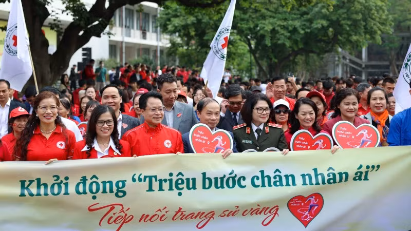 Các đại biểu cùng cán bộ, hội viên, tình nguyện viên Chữ thập đỏ và các bạn sinh viên Đại học Bách khoa Hà Nội hưởng ứng Chiến dịch. 