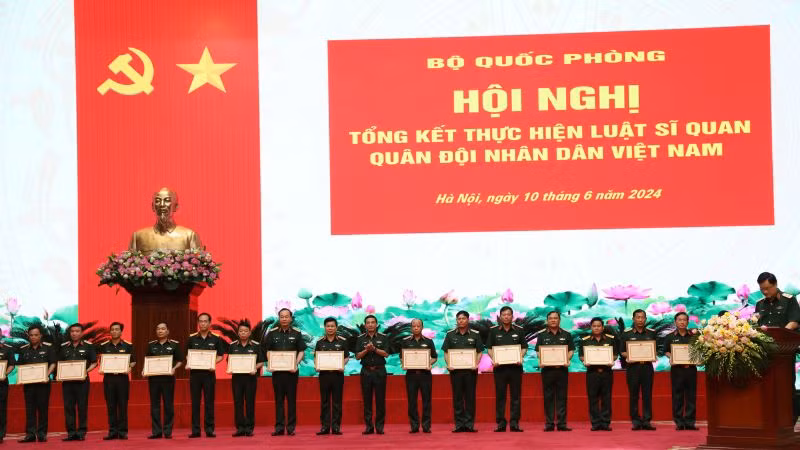 Lãnh đạo Bộ Quốc phòng trao Bằng khen tặng các tập thể, cá nhân có thành tích xuất sắc trong thực hiện Luật Sĩ quan. Lãnh đạo Bộ Quốc phòng trao Bằng khen tặng các tập thể, cá nhân có thành tích xuất sắc trong thực hiện Luật Sĩ quan.