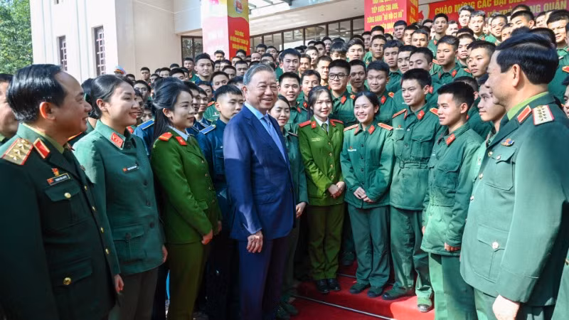 Tổng Bí thư Tô Lâm cùng các đồng chí lãnh đạo Bộ Quốc phòng và các đại biểu. (Ảnh: DUY LINH)
