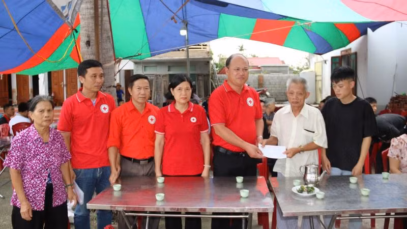 Hội Chữ thập đỏ thành phố Hải Phòng thăm hỏi gia đình nạn nhân thiệt mạng do ảnh hưởng của bão số 3.