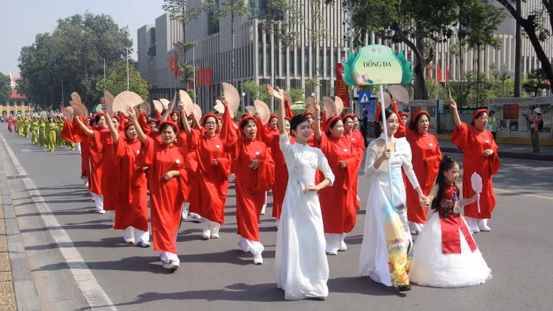 Màn diễu hành áo dài thể hiện tinh thần đoàn kết, chung tay xây dựng Thủ đô hòa bình, văn hiến, văn minh, hiện đại. Màn diễu hành áo dài thể hiện tinh thần đoàn kết, chung tay xây dựng Thủ đô hòa bình, văn hiến, văn minh, hiện đại.