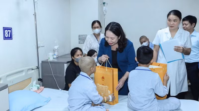 Phó Chủ tịch nước Võ Thị Ánh Xuân động viên, chia sẻ với các bệnh nhi. Phó Chủ tịch nước Võ Thị Ánh Xuân động viên, chia sẻ với các bệnh nhi.
