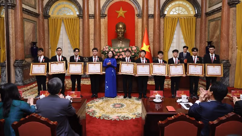 Phó Chủ tịch nước Võ Thị Ánh Xuân trao Huân chương Lao động tặng các em học sinh.