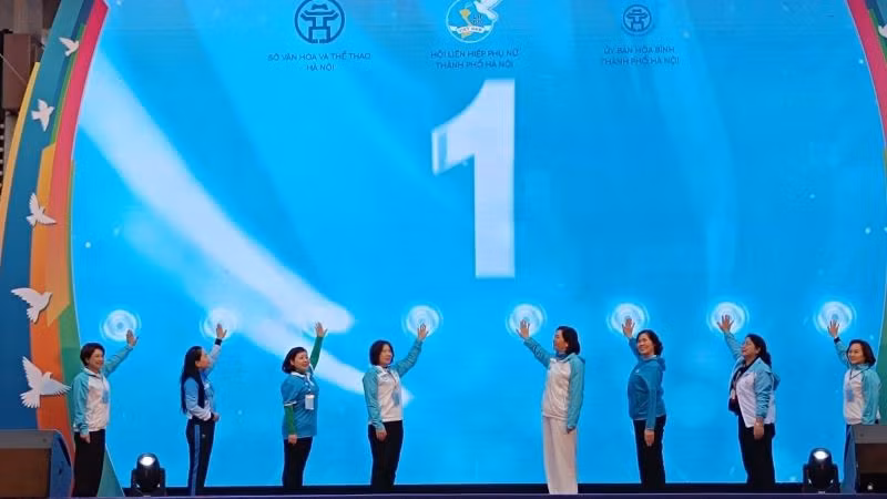 Các đại biểu thực hiện nghi lễ bấm nút khai mạc Giải đi bộ. Các đại biểu thực hiện nghi lễ bấm nút khai mạc Giải đi bộ.