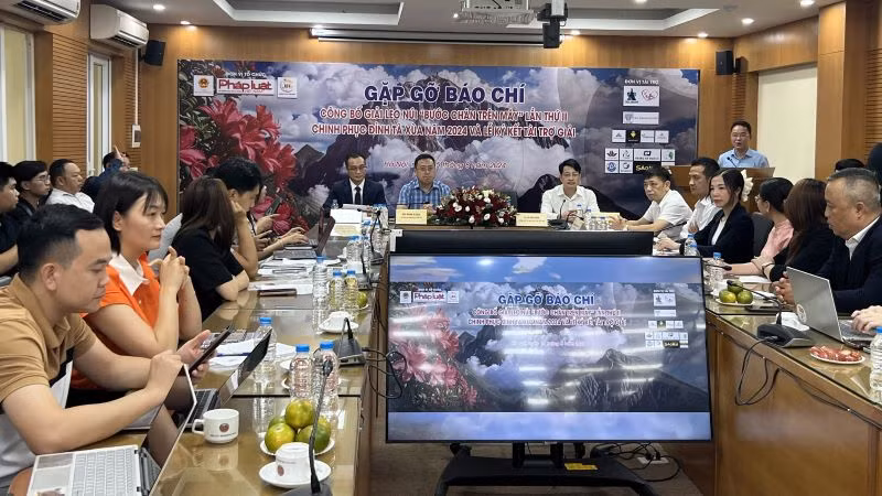 Quang cảnh cuộc gặp gỡ báo chí.