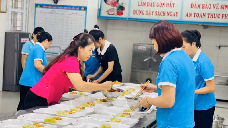Hội Liên hiệp Phụ nữ xã Đông Dư (huyện Gia Lâm) nấu cơm phục vụ lực lượng trực bão lũ. Hội Liên hiệp Phụ nữ xã Đông Dư (huyện Gia Lâm) nấu cơm phục vụ lực lượng trực bão lũ.