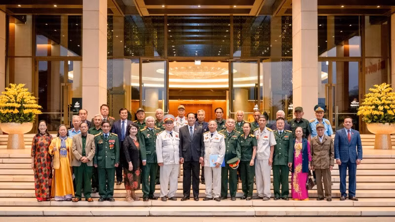 Phó Chủ tịch Quốc hội Trần Quang Phương chụp ảnh lưu niệm cùng Đoàn Cựu chiến binh tỉnh Thanh Hóa chiến đấu tại chiến trường Quảng Nam. 