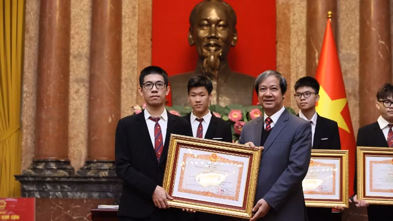 Bộ trưởng Giáo dục và Đào tạo Nguyễn Kim Sơn trao bằng khen của Thủ tướng Chính phủ tặng các học sinh có thành tích xuất sắc.