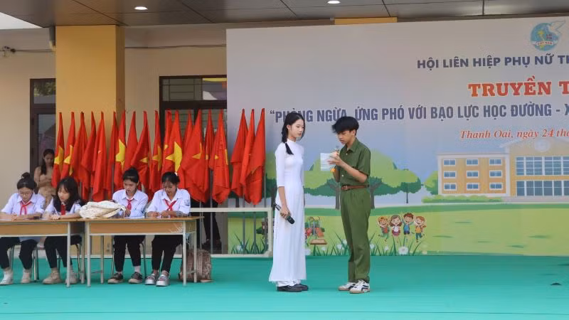 Học sinh trình diễn tiểu phẩm tuyên truyền bằng hình thức sân khấu hóa.