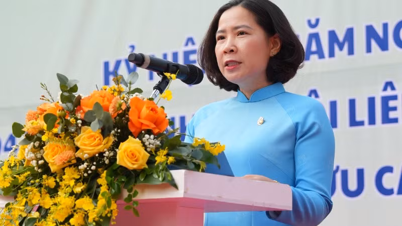 Chủ tịch Hội Liên hiệp Phụ nữ thành phố Hà Nội Lê Kim Anh phát biểu khai mạc chương trình. Chủ tịch Hội Liên hiệp Phụ nữ thành phố Hà Nội Lê Kim Anh phát biểu khai mạc chương trình.
