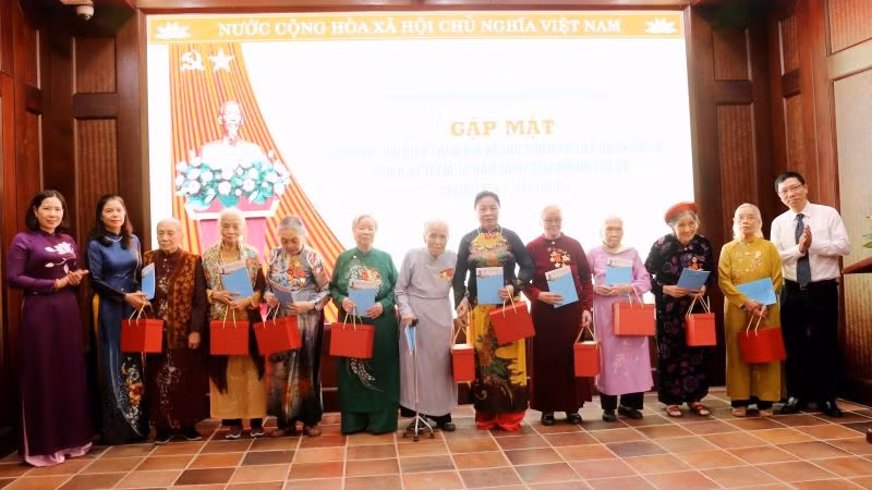 Các lãnh đạo thành phố trao quà tặng các nhân chứng lịch sử. Các lãnh đạo thành phố trao quà tặng các nhân chứng lịch sử.