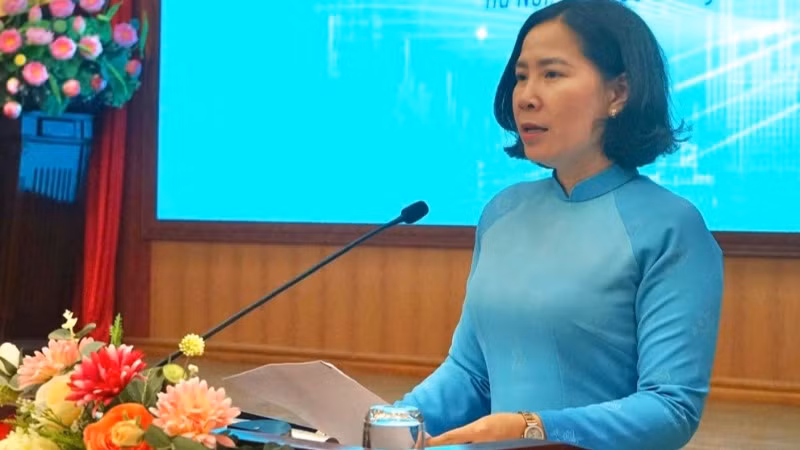Chủ tịch Hội Liên hiệp Phụ nữ thành phố Hà Nội Lê Kim Anh phát biểu khai mạc.