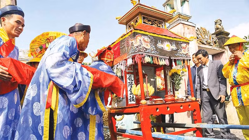 Lễ rước sắc phong thể hiện sự tôn nghiêm và trang trọng.