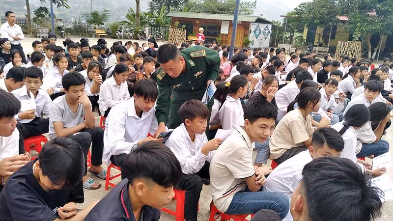 Cán bộ, chiến sĩ Đồn Biên phòng Bạch Đích, xã Bạch Đích, huyện Yên Minh, tỉnh Hà Giang vận động thanh thiếu niên xây dựng nếp sống văn minh. (Ảnh KHÁNH TRÌNH)