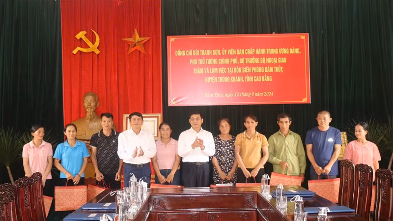 Phó Thủ tướng, Bộ trưởng Ngoại giao Bùi Thanh Sơn tặng quà người dân xã Đàm Thủy, huyện Trùng Khánh, tỉnh Cao Bằng.