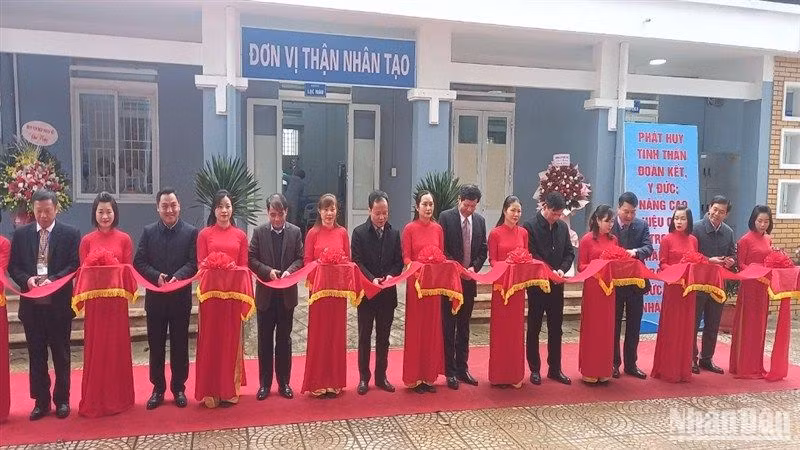 Các đại biểu cắt băng khai trương cơ sở chạy thận nhân tạo tại Trung tâm Y tế huyện Hòa An, tỉnh Cao Bằng.