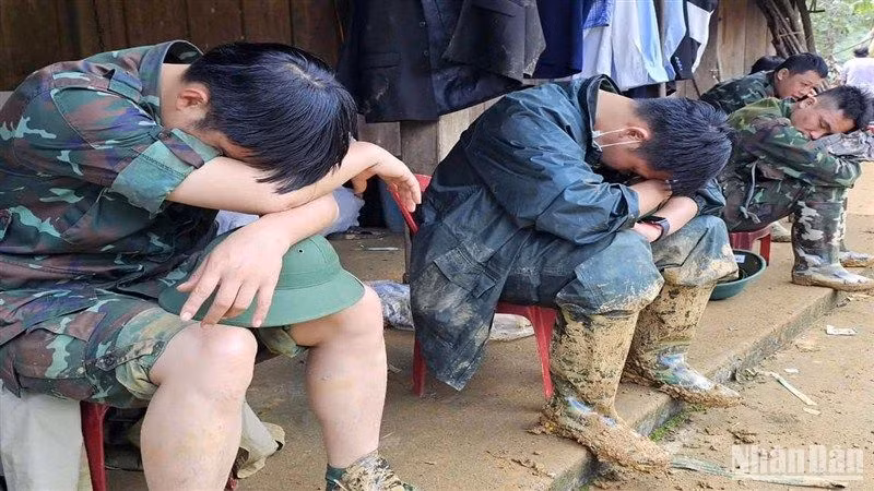 Lực lượng Bộ Chỉ huy Quân sự tỉnh Cao Bằng "ăn tranh thủ, ngủ khẩn trương" tại hiện trường tìm kiếm người mất tích do sạt lở đất.