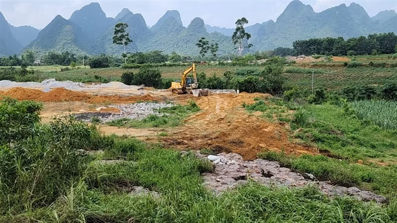 Sau khi bị lập biên bản, đơn vị đổ chất thải mới điều máy xúc đến hiện trường xử lý. Sau khi bị lập biên bản, đơn vị đổ chất thải mới điều máy xúc đến hiện trường xử lý.