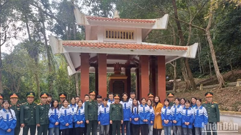 Các đại biểu và thanh niên huyện Nguyên Bình, tỉnh Cao Bằng tại Nhà bia ghi tên 34 chiến sĩ Đội Việt Nam Tuyên truyền giải phóng quân.