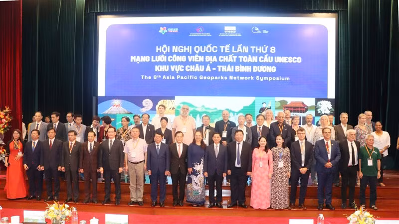 Phó Thủ tướng, Bộ trưởng Ngoại giao Bùi Thanh Sơn và các đại biểu dự hội nghị.