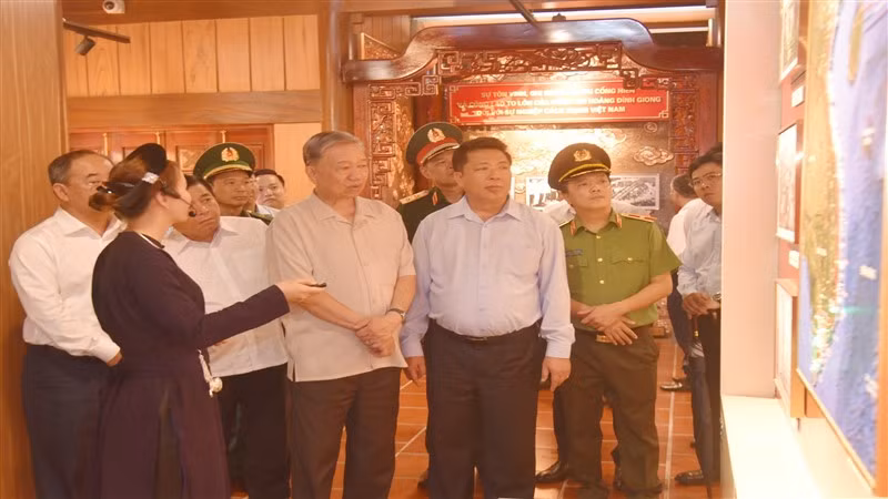 Chủ tịch nước Tô Lâm nghe giới thiệu về thân thế và sự nghiệp hoạt động cách mạng của đồng chí Hoàng Đình Giong, lãnh đạo tiền bối tiêu biểu của Đảng và cách mạng Việt Nam.