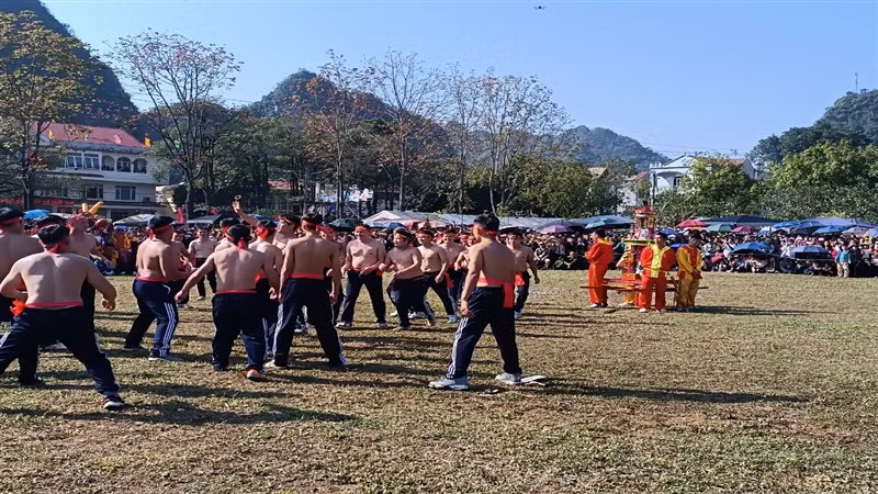 Các thanh niên nhanh nhẹn, khỏe mạnh được các địa phương chọn vào đội thi tranh đầu pháo. Các thanh niên nhanh nhẹn, khỏe mạnh được các địa phương chọn vào đội thi tranh đầu pháo.