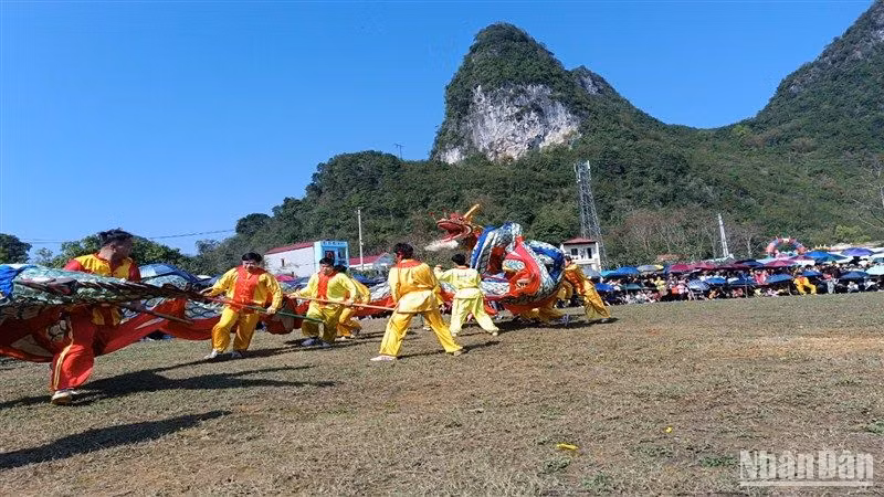 Múa rồng trong Lễ hội tranh đầu pháo thị trấn Quảng Uyên, huyện Quảng Hòa, tỉnh Cao Bằng.