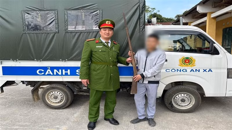 Người dân ở tỉnh Cao Bằng tự giác giao nộp súng tự chế cho lực lượng Công an. (Ảnh: Công an Cao Bằng)