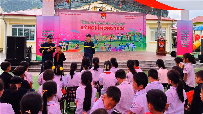 Đoàn viên tuyên truyền kỹ năng phòng chống đuối nước, tai nạn thương tích, phòng chống xâm hại trẻ em cho học sinh. Đoàn viên tuyên truyền kỹ năng phòng chống đuối nước, tai nạn thương tích, phòng chống xâm hại trẻ em cho học sinh.