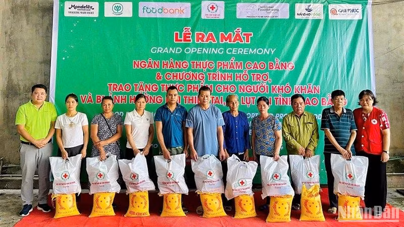 Ban tổ chức tặng quà cho người dân hoàn cảnh khó khăn, bị ảnh hưởng, thiệt hại do thiên tai.
