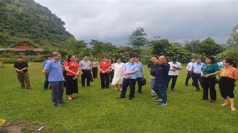 Đại biểu dự tọa đàm tham quan mô hình du lịch kết hợp nông nghiệp tại khu du lịch sinh thái Nasan Green Farm.