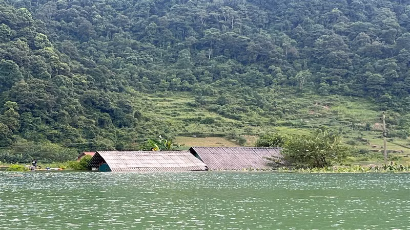 Nhà dân bị ngập sâu trong nước lũ.