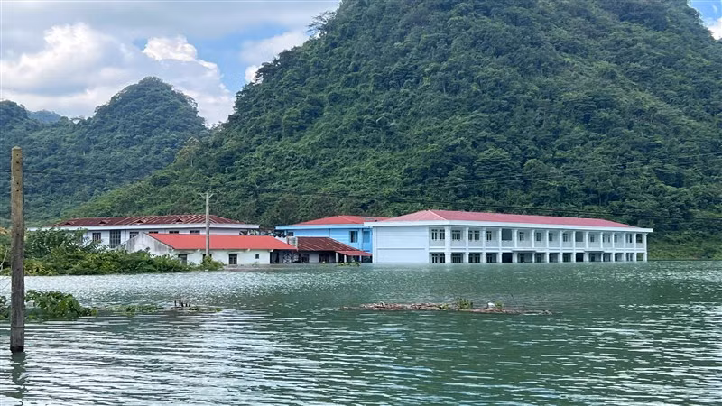 Trường trung học cơ sở bán trú xã Quang Vinh chìm trong nước lũ.
