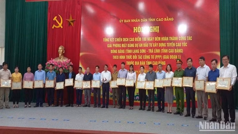 Lãnh đạo tỉnh Cao Bằng tặng Bằng khen cho các tập thể có nhiều thành tích trong giải phóng mặt bằng thi công dự án đường bộ cao tốc Đồng Đăng-Trà Lĩnh.